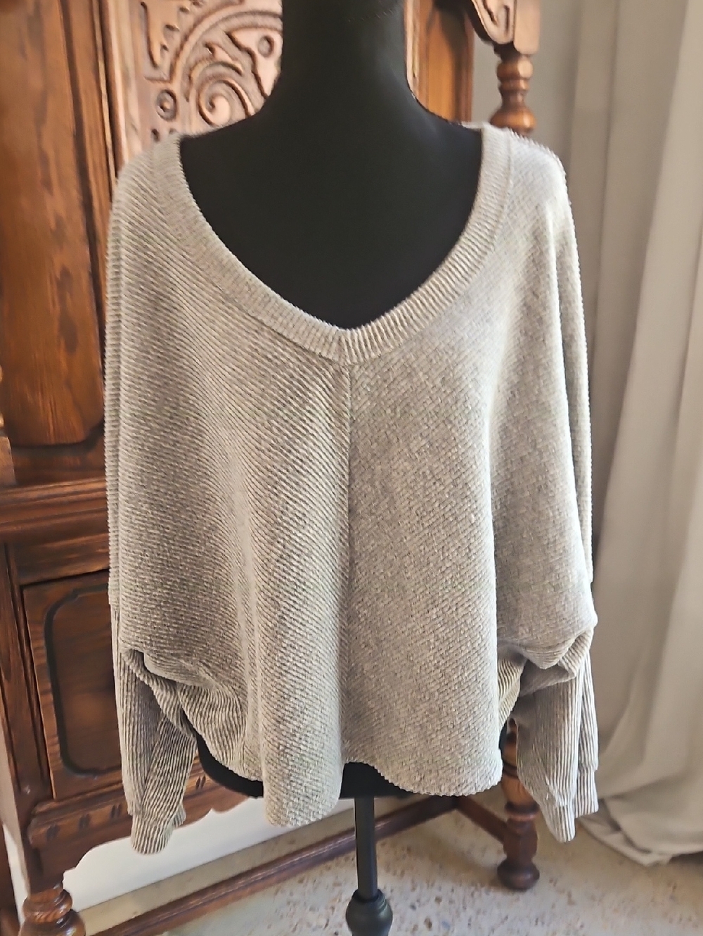Discreet New York  Oversized V-Neck Sweater in Light Gray. Size L
